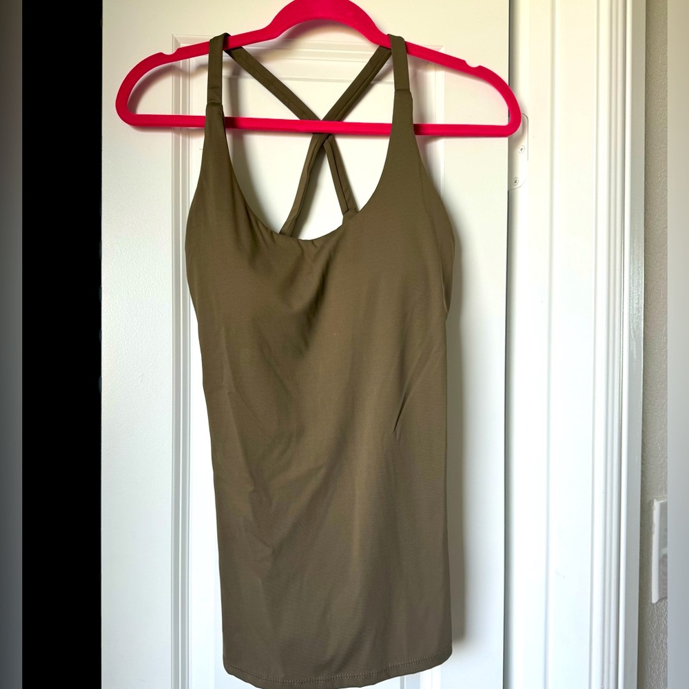 NWOT SAVVI women’s athletic tank with built in bra, size M